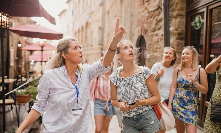 How to Choose Between Guided Tours or Independent Travel